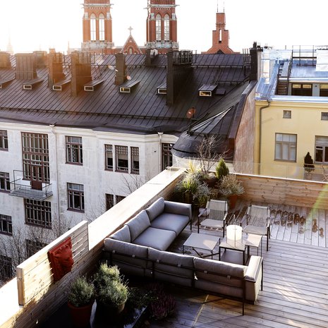 Kodin hulppealta kattoterassilta on näkymä yli Helsingin.