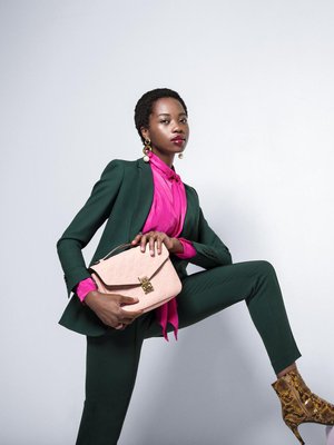 Vihreän ja pinkin yhdistelmä on täysosuma. Hugo Bossin bleiseri  349 e ja housut 179 e, Stockmann. Silkkipusero 89,99 e, H&M. Laura Joanna Constantine -korvakorut 235 e, Mycoko. Timanttisormukset 2 480 e -4 400 e, Rubens. Laukku 1 650 e, Louis Vuitton. Nilkkurit 39,99 e, H&M. Meikki Miika Kemppainen/Lumene.