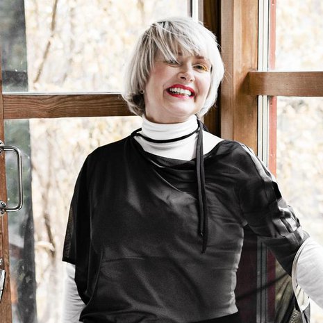 Villakangashousut ja verkkotoppi ovat omaa Maiham-tuotantoa, kumpikaan ei vaadi edes silittämistä. Valkoinen poolo löytyi Pariisista. Hauskat reikäsukat ovat Stockmannilta ja All Tomorrow Partiesin pörrökökengät ostettu Urban A:sta.