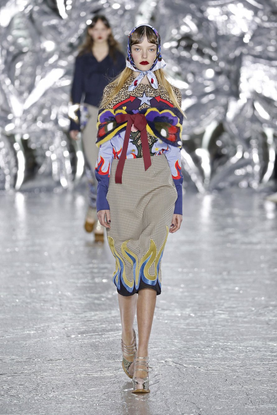 Kreikkalaisen Mary Katrantzoun inspiraation lähteenä on kuulemma ollut villi länsi. Höpsis sanomme me, Karjalan mummotpa!