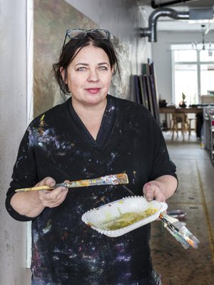 Kuvataiteilija Nanna Susi laittaa kotiaan samantapaisella ekspressiivisellä otteella, jolla hän maalaa teoksiaan.