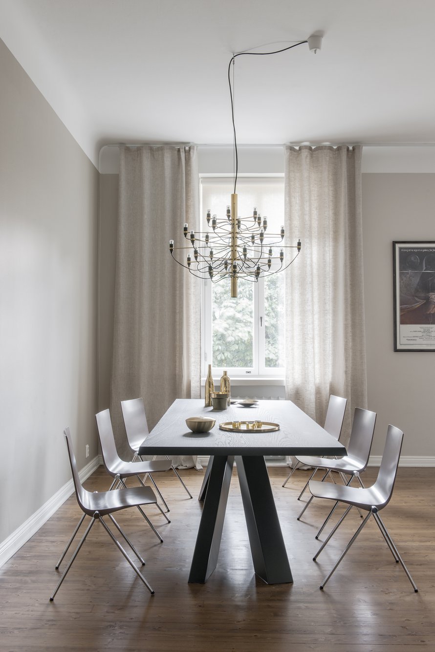 Kookas pöytä on Alain Gillesin italialaiselle Bonaldolle suunnittelema Big Table. Samuli Naamangan suunnittelemat Clash-tuolit ovat Martelan. Artelucen 2097/30-kattokruunu on Gino Sarafattin suunnittelema. Pöydällä olevat messinginväriset pikkuesineet ovat Zarrosta.