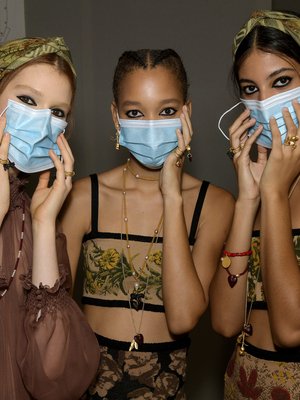 Diorin näytösmallit näyttävät unohtaneen ohjeen, jonka mukaan maskeja ei pitäisi kosketella.