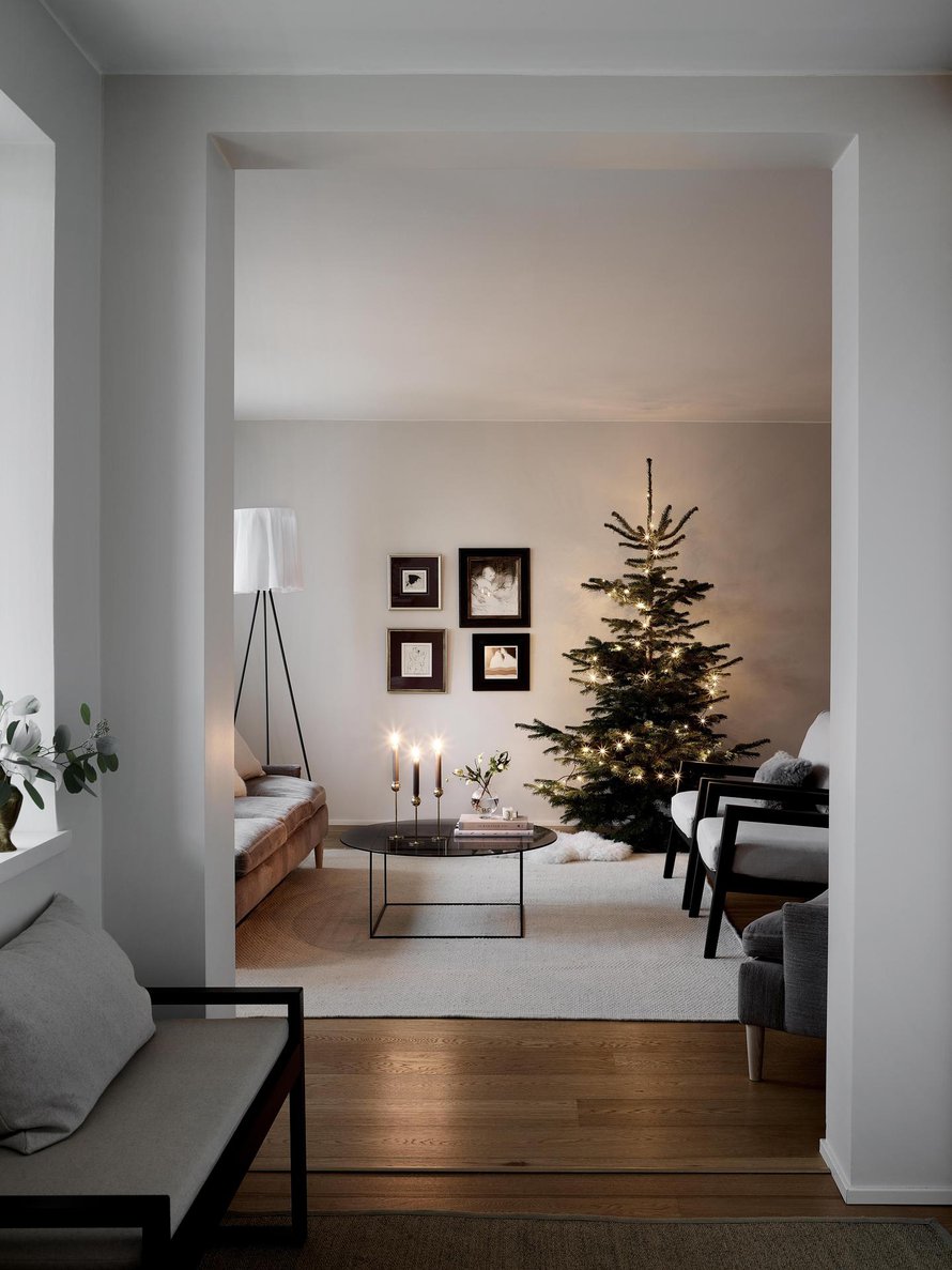 Olohuoneen rauhallinen, elegantti tunnelma syntyy Giseldan valitsemien sävyjen ansiosta helposti. Seinät on maalattu Farrow & Ballin maalilla, Skimming stone -sävyllä. Sohvapöytä on koottu Hayn Tray-pöydän jalasta ja vanhan lasipöydän levystä. Valtavan kranssin ruokatilan seinään Giselda sitoi eukalyptuksenoksista rautalangan avulla.