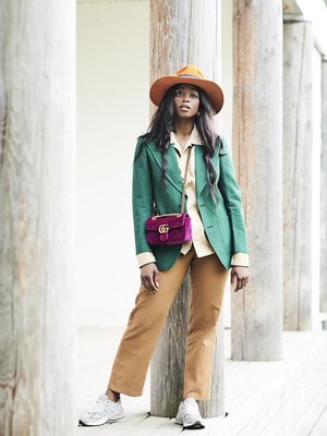 Guccin laukku on 30-vuotislahja ystäviltä ja usein käytössä. Jalassaan Lodylla on yhdet lempihousuistaan eli Dickiesin 874-malli. Bleiseri on vintagea.