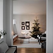 Olohuoneen rauhallinen, elegantti tunnelma syntyy Giseldan valitsemien sävyjen ansiosta helposti. Seinät on maalattu Farrow & Ballin maalilla, Skimming stone -sävyllä. Sohvapöytä on koottu Hayn Tray-pöydän jalasta ja vanhan lasipöydän levystä. Valtavan kranssin ruokatilan seinään Giselda sitoi eukalyptuksenoksista rautalangan avulla.