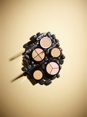 Taio päivettynyt iho aurinkopuuterin avulla.