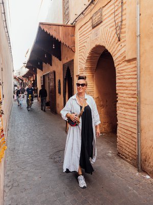 Vaaleanpunainen vanha kaupunki eli medina on Marrakeshin sydän. Aino Heiniö pukeutuu kaupungilla pitkään kaftaaniin. "Ajattelen, että maassa maan tavalla. Marokko on muslimimaa ja haluan kunnioittaa heidän kulttuuriaan."