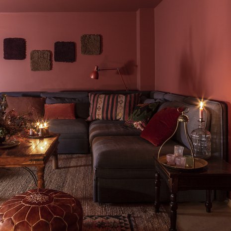 Jälkeen Seinät ja katto maalattiin Tikkurilan Harmony- maalilla, sävyllä Q341. Riia loihti seinälle tekstiili-teoksen Kierrätyskeskuksesta löytämistään mattojen mallipaloista.