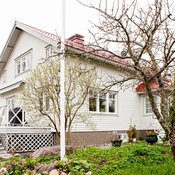 Seija Strand asuu isoisänsä vuonna 1954 rakentamassa rintamamiestalossa. Hän on asunut täällä myös lapsuudessaan: Seija asui vanhempineen yläkerrassa ja isovanhemmat alakerrassa.