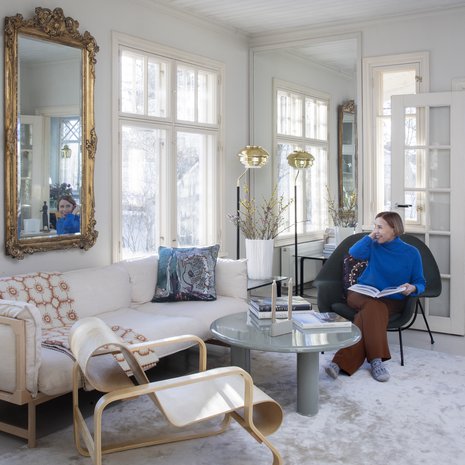 lohuoneessa on Vitran emalipöytä ja pitkään matkassa kulkeneet Eero Saarisen Womb-tuolit. Etualalla Virpin itselleen lahjaksi ostama Aallon Paimio-nojatuoli 41 "Anniversary Edition". Uuteen Bleck-sohvaan Virpi ja Martti ihastuivat Tukholman House of Gärsnäsin showroomissa. Virpiä viehättää Antrei Hartikaisen Melt-maljakko: "Siinä on jotain Aallon maailmaa."