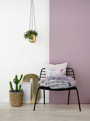 Bloomingvillen Hanging-kukkaruukkua on saatavilla trendikk&auml;&auml;n kuparin ja messingin v&auml;risen&auml;, 41 e, <a href="http://www.royaldesign.fi">Royaldesign</a>.