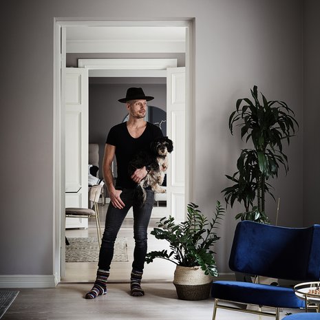 Pariovien kautta aukeaa näkymä läpi koko kodin. Seinät maalattiin aina asteella tummenevaksi huoneesta toiseen siirryttäessä. Olohuoneen maalisävy on Tikkurilan Pro Grey-kartan sävy 1958.