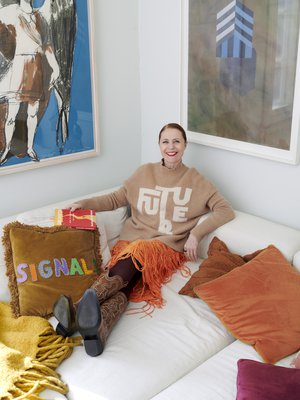 2or+ by Yatin näyttävä mekko muuntautuu arkikäyttöön rennon neuleen avulla. Signals-tyynyn Susanna teetti Habitare-messuille, joille hän kuratoi samannimisen trendinäyttelyn monen vuoden ajan.