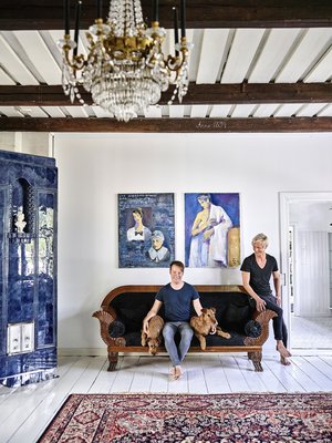 Pete ja Pekka koirineen salin mustaksi verhoillulla antiikkisohvalla. Seinällä on kaksi Pekan isoäidin Leila Lehdon maalaamaa sinistä muotokuvaa. Valtava matto on hankittu hauholaisen antiikkiliike Helinin loppuunmyynnistä.