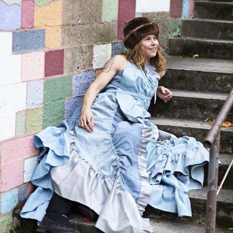 Emma Stapelsin suunnittelema kietaisumekko oli Seidin päällä Cannesissa, ja hän osti sen muistoksi itselleen. Elokuvajuhlilla vieraat kyselivät, oliko hänellä kuuma jämävilla- ja nahkapaloista valmistettu puku päällään.