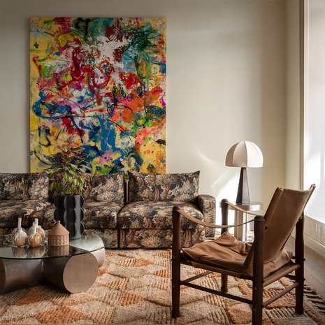 Suuri matto luo kodikkuutta ja kokoaa kalusteet yhteen. Kuva Dusty deco. 