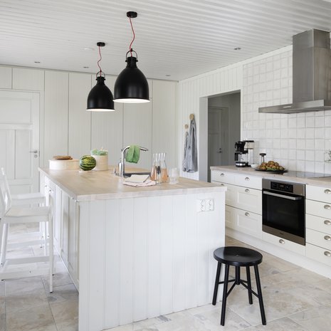 Keittiö rakennettiin uudelleen suuren saarekkeen ympärille. Vanhat, täyspuiset keittiönkaapit saivat uuden maalipinnan. Takaseinän kaapisto on Nixin mallistosta. Kattovalaisimet hankittiin Vepsäläiseltä.