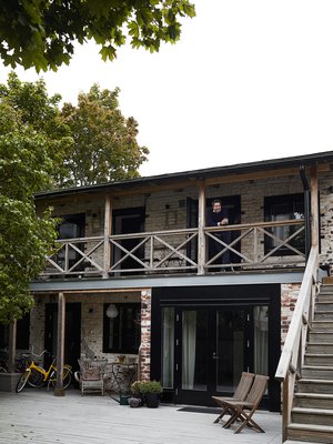 Vanha varasto oli rappeutunut lähes tiilirotiskoksi, kun samassa pihassa asuva Tomi Parkkonen ja Anna-vaimo ostivat sen. Talossa on kaksi erillistä vierastilaa, yksi alakerrassa ja yksi yläkerrassa.