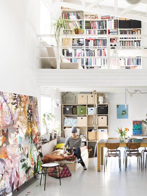 Taiteilija Leena Nion  ateljeen yläkerrassa on aviomiehen, taikuri ja kuvataiteilja Kalle Nion työtila ja kirjasto. Arkkitehti Aulis Blomsted suunnitteli tilaan 1950-luvulle epätyypilliset kattotuolirakenteet. Avaruusristikoiden käyttö korkeissa tiloissa yleistyi vasta 1970-luvulla.