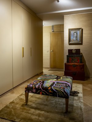 Finarten viskoosimatto sopii yksiväriseen tunnelmaan. Vanhat kiinalaiset arkut ja Teemu Korpelan maalaus näkyvät kodin ruokailutilaan. Kalanruoto- parketti on Floordecorin.