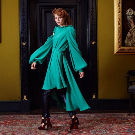 Leigthton Housen Silkkihuoneen seinillä oli aikalaisten maalauksia. Mekko 1 550 e ja housut 1 905 e, Magda Butrym, kengät Christian Loboutin/Roland Mouret, hinta tiedusteltaessa. Korvakorut 201 e ja 167 e, sormus 127 e, kaikki Astley Clarke.