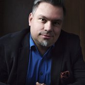 Kustannussopimustaan Tommi juhli juomalla oluen.
