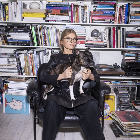 Design- ja taidekirjojen ohella Anna lukee paljon romaaneja ja dekkareita. Yksi hänen suosikkikirjailijoistaan on Kjell Westö. Sylissä staffordshirenbullterrieri Hilda.