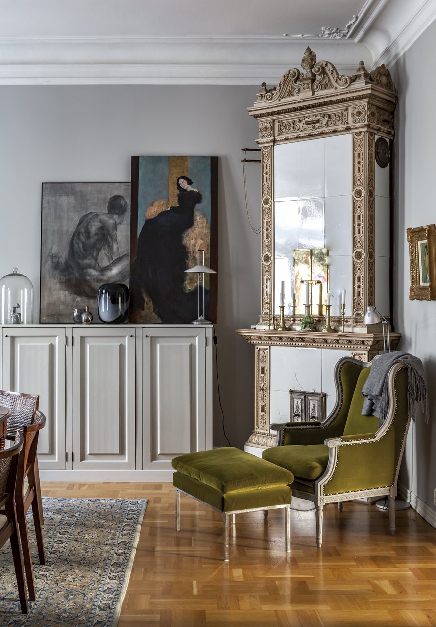 Ruokatilan päätyyn teetettiin kaapisto, joka maalattiin samalla Farrow & Ballin Pavillion Grey -sävyllä kuin seinät. Suuri harmaa hiilipiirros sekä naisen muotokuva ovat Teemu Korpelan töitä. Lasikuvun alla on Irenen äidin tekemä keramiikkapatsas.