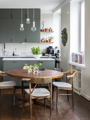 Pieni keittiö on kodin ydin. Mehikasvit ja kaktukset hyllyllä muistuttavat Lissabonin-kodin puutarhasta, johon Joaon äidinäiti aikoinaan ne istutti.