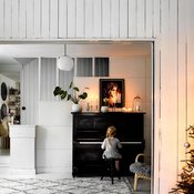 Klaara soittaa pianoa, joka on soittamista harrastavan Timo-isän heräteostos. Yksi joulun ohjelmanumeroista on Timon ja Niilo-pojan yhteinen esitys. Suuri matto on Elloksen. Perheen kotitalo on rakennettu 1940-luvulla ja toiminut kauppana aina 1960-luvulle saakka.