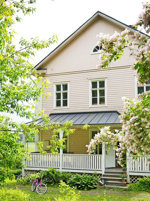 Toukolehtojen lukukausi Karunan vanhassa kansakoulussa jatkuu ympäri vuoden.