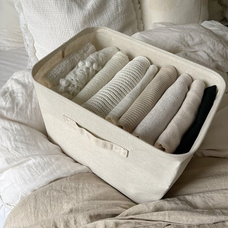 Pystyviikkaamalla vaatteet pysyvät siisteinä ja ovat heti käyttövalmiina. Pellavasekoitekori, 13 e, muji.eu.