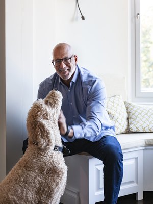 Olohuoneen erkkeriin on rakennettu penkki, jolla istuessaan voi ihailla huikeita näkymiä yli Vanhan Kirkkopuiston. Brucen 13-vuotias puudeli Deckard viettää Helsingissä rauhaisia eläkepäiviään. 