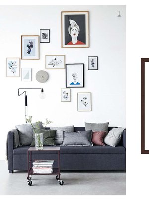 1. Saat epäsymmetrisen asetelman toimimaan, kun ryhmittelet taulut lattialla ja mallaat kokonaisuuden kuvakoot teipillä seinäpintaan. Kuvan graafiset printtitaulut ovat House Doctorin. 2. Lämpimän valkoista LED-valoa antava tauluvalaisin 21,95 e, clasohlson.fi. 3. Valokuvaaja Miki Takahashin ottama, kehystetty Tsim Sha Tsui -muotokuva 299 e, 30 x 40 cm, lumas.com.