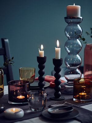 Ikean uudessa Sittning-erikoismallistossa on syksyisiä tuotteita. Iso kynttilänjalka 18 e, pienet mustat kynttilänjalat 8 e, tuikkulasit 4 e.