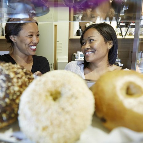 Sharron (vas.) ja Brenda Todd. 