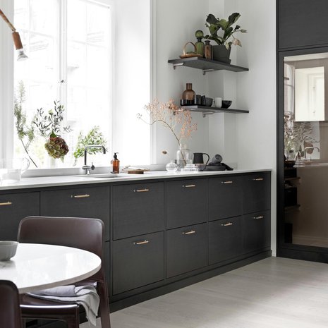 Ballingslövin Bistro-keittiö on tummanruskeaksi petsattua saarnia. Keittiön kanssa sopii hyvin yhteen vaaleaksi kuultokäsitelty tammiparketti, vaikka ne ovatkin eri puulajeja. Ne näyttävät hyvältä yhdessä, koska kontrasti on riittävän suuri.