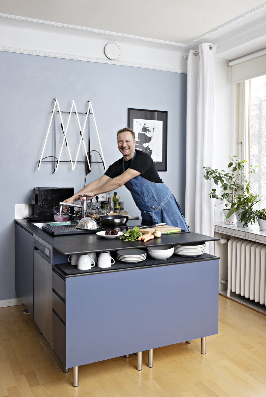 Mikko Silvennoinen pitää leipomisesta ja ruoanlaitosta. Suosikkiasia keittiössä on käytännöllinen saareke: sen äärellä tapahtuu kaikki. Kipot ja kupit ovat helposti käsillä avohyllyssä. Asmo-puolison tekemässä valoteoksessa on paris-kunnan nimikirjaimet.