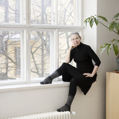Hanni Koroman Kruununhaan työhuoneen ikkunoista tulvii valoa.