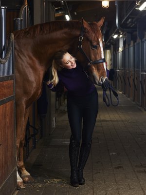 Hevoset ovat olleet tärkeä osa Mian elämää lapsesta asti. Nykyään hänellä on neljä omaa hevosta, joista kuvassa on Astralis.