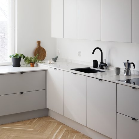 Musta allas on Lapetek Blanco ja hana Tapwellin. Allaskaappien vetimet Beslag Design.