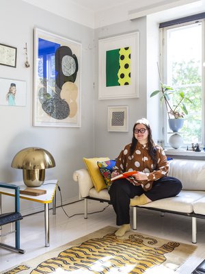 Muotoilija Hanna Anosen kotona ilo on sisustuksen punainen lanka. Oleskelutilan Ateljee-sohva, Experiment-nojatuolit ja sohvapöytä ovat Yrjö Kukkapuron suunnittelemia. Syksyn Habitaressa Yrjö Kukkapuron messuosaston näyttelyarkkitehtuuri on Hanna käsialaa.