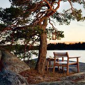 Safarituoli istuu hyvin pohjolan merimaisemaan. Kuvan tuoli Skargaarden, tiedustelut Lanna Möbler.