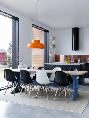 Keittiön iso ruokapöytä löydettiin 1850-luvun hirsitalosta. Oranssi kattovalaisin ostettiin jo rakennusaikana oululaisesta Pikku-Liinusta