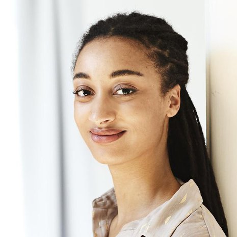 Maïmouna pitää minimalistisesta tyylistä niin vaatteissa kuin sisustuksessakin. Parhaat löydöt hän tekee kirpputoreilta ja vintagemyymälöistä.