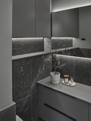 Seinissä on Tikkurilan Luja sävyssä L499. WC-istuin on Villeroy Bochin pienikokoinen seinä-wc Subway.