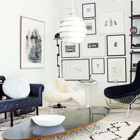 Kotimaiseen grafiikkaan ihastuneet asukkaat ovat koonneet lempiteoksensa sommitelmaksi olohuoneen päätyseinälle. Raikas ripustus, Jieldé-valaisin ja Bertoian Bird-tuolit muodostavat kutsuvan kokonaisuuden.