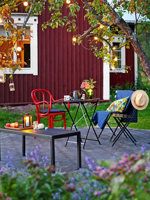 Lepopaikka kutsuu nauttimaan syysilloista. Fermobin Bistro-puutarhapöytä 124 e ja tuolit 71 e/kpl, Finnishdesignshop.fi. Källemon penkki 1 390 e, Design Projects Helena Orava. Arabian Paratiisi-teekupit 23,50 e/kpl. Ulkovalosarja 29,95 e, Clas Ohlson.