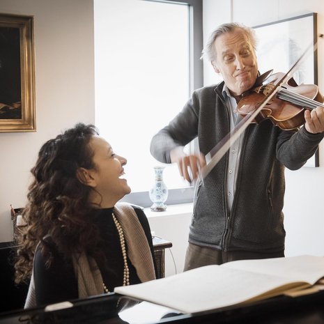 Gothóneilla musisoidaan myös vapaa-ajalla.